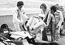 VIP-Transport - auf einer Sackkarre wird Kollege Kalli Hufstadt 1975 von seinen Mitstreitern Drehsen, Trint und Braun zu seinem Super-V-Renner geschafft und ins Cockpit gekippt