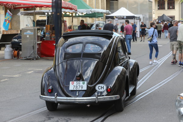 VW 1100 Export-Limousine (1950) – "Brezelkäfer" in typischem Schwarz – Older Classics Mai 2024