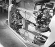 VW 1200 (1957) - das über einem Spiegel am Genfer Autosalon von 1957 gezeigte Chassis gibt einen Einblick in die Technik