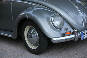 VW 1200 (1958) - im Raddeckel spiegelt sich ein weiterer Käfer - 40. Oldtimer-Meeting Baden-Baden 2016