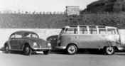 VW 1200 (1960) - Der Käfer neben dem VW-Bus, beide mit Schiebedach
