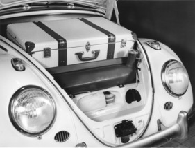 VW 1200 (1960) - Ein vergrösserter Kofferraum, asymmetrisches Ablendlicht und Blinker waren einige der ab dem 1. August 1960 eingeführten Verbesserungen am VW Käfer