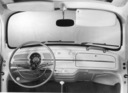 VW 1200 (1960) - immer nobler geht es im Käfer zu - Scheibenwaschanlage, gepolsterte Sonnenblenden, biegsamer Handgriff für den Beifahrer und ein Geschwindigkeitsanzeiger bis 140 km/h