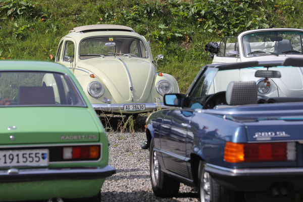 VW 1200 (1961) - mit Rolldach in herrlicher Farbgebung - 6. Lägern Classic 2023