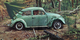 VW 1200 (1964) - Der VW Käfer ist so beliebt, weil er auf allen Strassen fährt ... selbst wenn es keine Strassen sind - aus einem Verkaufsprospekt von 1964