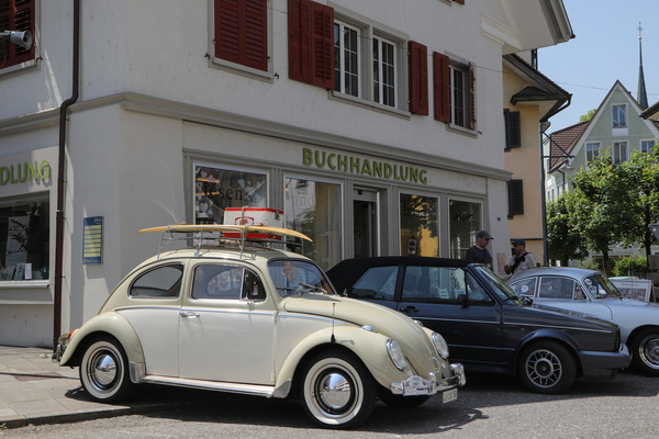 Bild: VW 1200 (1965) - mit Zweifarbenlackierung und Surfbrett - Oldtimer in Obwalden (O-iO) 2023