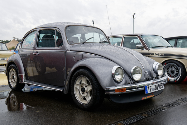 VW 1200 "50 Jahre Käfer" (1985) – ATS-Felgen, Kamei-Spoiler, Zusatzscheinwerfer, mässige Tieferlegung – das war zeitgenössisches Tuning – Oldtimer-Show Berlin 2022