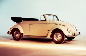 VW 1200 Cabriolet (1965) - mit hoch aufragendem Verdeck