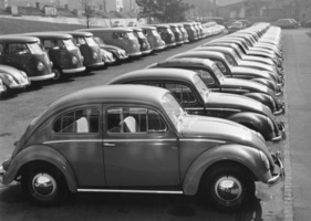 VW 1200 De Luxe (1959) - Käfer bereit für die Auflieferung, in Reih und Glied aufgestellt