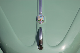 VW 1200 De Luxe (1961) - Das Wolfsburg-Wappen auf der Fahrzeugfront