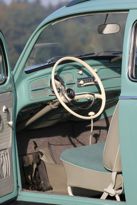 VW 1200 De Luxe (1961) - Stehende Pedale, minimalistisches Interieur