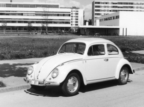 VW 1200 De Luxe (1961) - der Testwagen in Bern vor damals moderner Architektur
