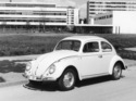 VW 1200 De Luxe (1961) - der Testwagen in Bern vor damals moderner Architektur