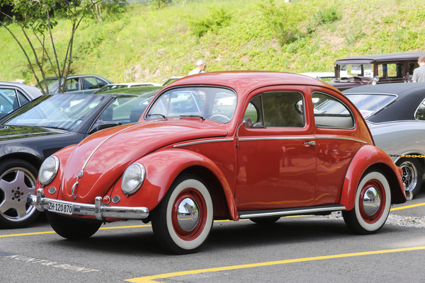 VW 1200 Export (1954) – ein "OvalI" in ungewohnt kräftiger Farbe – Older Classics Mai 2024