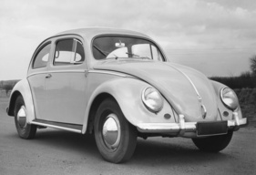 VW 1200 Export (1956) - auf diesem Promotions-Bild von 1956 wurden das Nummernschild und der Fahrer nachträglich entfernt