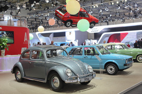 VW 1200 Export (1956) - sogenannter "Ovali" neben dem VW Golf, beides waren Millionenerfolge - Techno Classica 2015