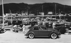 VW 1200 Export (1961) - Das Exportmodell mit Weisswandreifen und Rolldach am Hafen