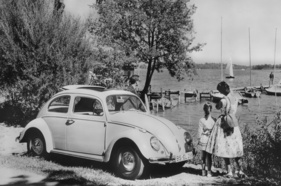 VW 1200 Export (1962) - die Export-Version mit Rolldach und glücklicher Familie