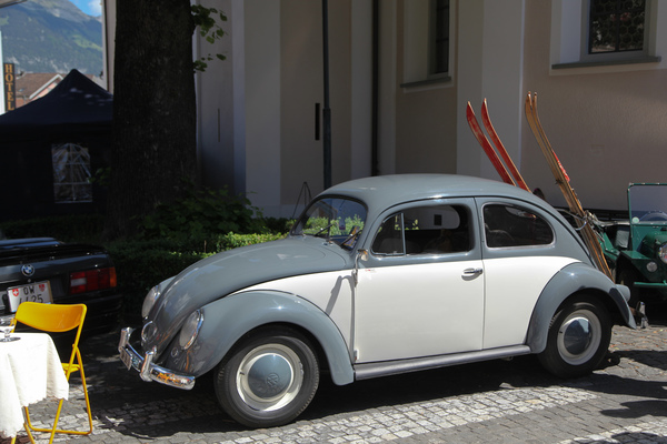 VW 1200 Käfer (1953) - mit Skiausrüstung - Oldtimer in Obwalden (O-iO) 2019