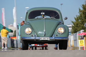 VW 1200 Käfer - natürlich mit Bretzelfenster - am 2. TCS Youngtimer und Classictreffen in Pratteln im Jahr 2016