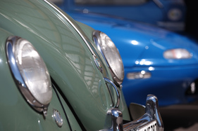 VW 1200 - alt (Käfer) neben fast neu (Mazda MX5) - am 2. TCS Youngtimer und Classictreffen in Pratteln im Jahr 2016