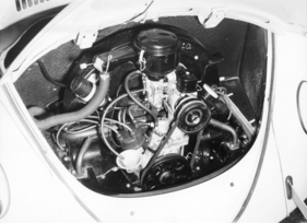 VW 1200 de Luxe 1961 - Beim 1961-er-Modell neu sind der Vergaser mit automatischem Starter und eine leicht zugängliche Benzinpumpe