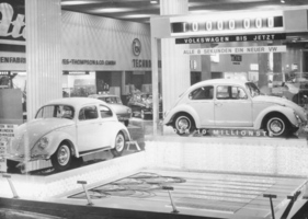 VW 1300 (1966) – Das neueste Modell auf der IAA im September 1965 zusammen mit einem "Ovali" aus den Fünfzigern