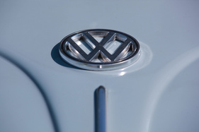 VW 1300 (1967) - das Volkswagen-Emblem vor der Windschutzscheibe