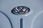 VW 1300 (1967) - das Volkswagen-Emblem vor der Windschutzscheibe