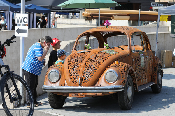 VW 1300 (1968) - als plasmageschnittene (und nicht mehr fahrbare) Rostskulptur - Lägern Classic 2024