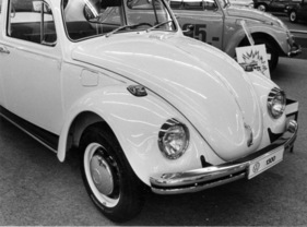 VW 1300 (1968) - höher liegende Stossstangen, senkrecht stehende Scheinwerfer, Aussenspiegel mit Klappgelenk - der Käfer wird sicherer - Genfer Autosalon 1968