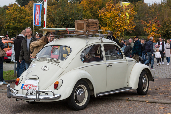 VW 1300 – Alles dabei für ein gutes Wochenende: Surfbrett und Bier – Retro-Saisonabschluss 2024