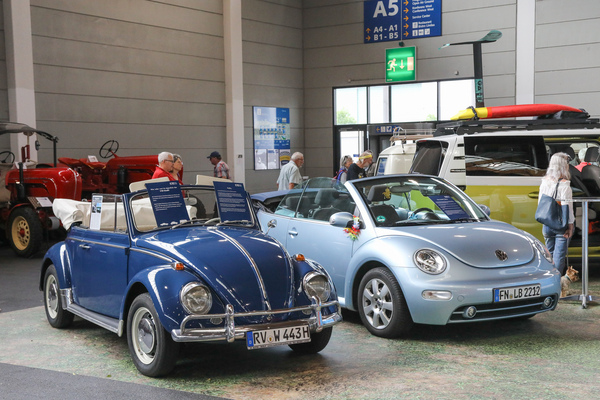 VW 1300 Cabriolet (1966) - neben einem modernen VW Beetle Cabriolet - Klassikwelt Bodensee 2024