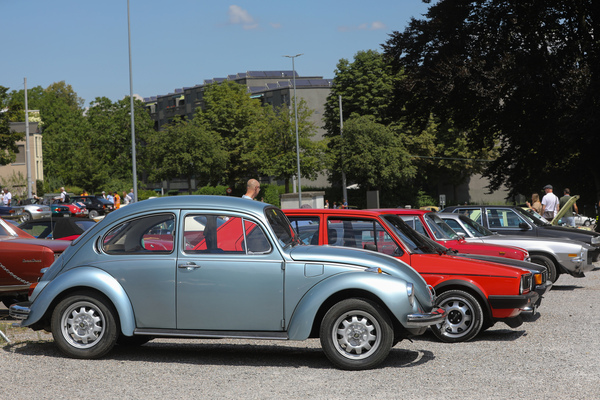 VW 1302 (1972) - neben seinem "Nachfolger" VW Golf GTI - Albisgütli Classics Cars & Bikes Juli 2025