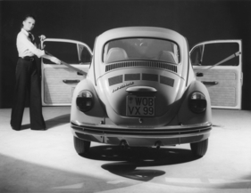 VW 1303 (1975) - Heckansicht mit den grossen Rückleuchten