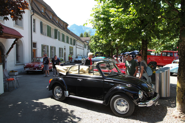 VW 1303 Cabriolet (1974) - vor dem Kapuzinerkloster in Sarnen - Oldtimer in Obwalden (O-iO) 2019