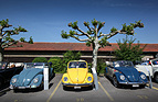 Image: VW 1303 Cabriolet (1975) - between two older siblings - Oldtimer Sunday Morning May 2022