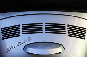 VW 1303 Cabriolet (1979) - Kühlschlitze und Schriftzug