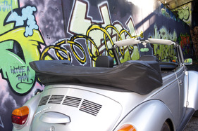 VW 1303 Cabriolet (1979) - Schliessen des Daches in vier Schritten - Schritt 1: Abknöpfen der Persenning