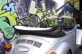 VW 1303 Cabriolet (1979) - Schliessen des Daches in vier Schritten - Schritt 2: Überspannen des Daches