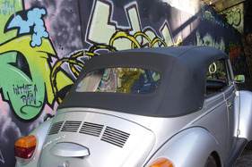 VW 1303 Cabriolet (1979) - Schliessen des Daches in vier Schritten - Schritt 3: Verriegeln vorne