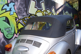 VW 1303 Cabriolet (1979) - Schliessen des Daches in vier Schritten - Schritt 4: Hochkurbeln der Seitenscheiben