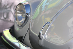 VW 1303 Cabriolet (1979) - der Griff öffnet den Zugang zum Kofferraum