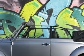 VW 1303 Cabriolet (1979) - die Seitenscheiben können zur Verringerung des Durchzugs bei offenem Fahrzeug hochgekurbelt werden