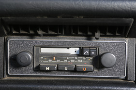 VW 1303 Cabriolet (1979) - in der Schweiz war das Radio im normalen Ausrüstungsumfang inbegriffen, hier eine noble Ausführung mit UKW und MW sowie Kassettengerät