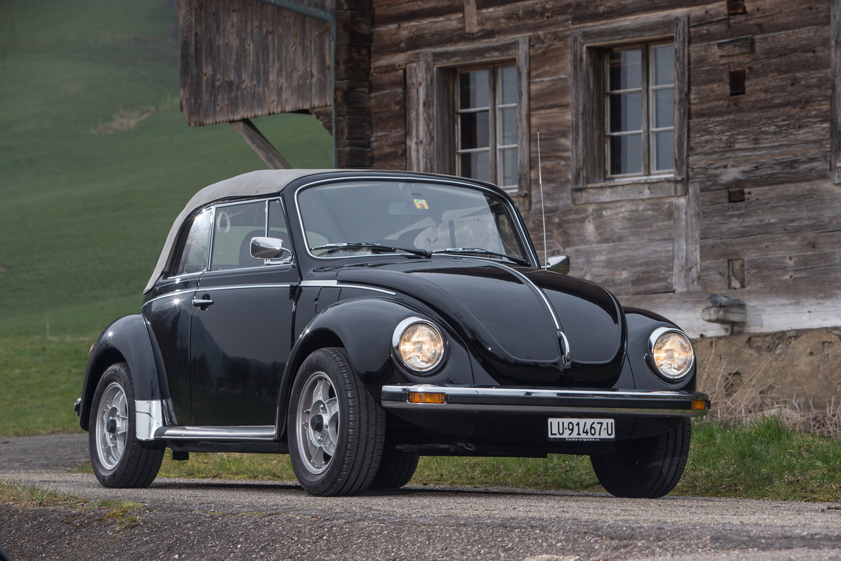 VW 1303 Cabriolet (1979) - mit den Blinkern in den Stossstangen