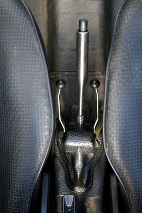 VW 1303 Cabriolet (1979) - mit diesen Hebeln am Boden wird die Heinzanlage gesteuert