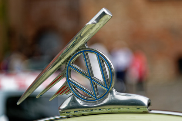 VW 1500 (1966) – Passend zum Aussie-Chrom an der Seite eine in Australien entstandene VW-Kühlerfigur, also für die Kofferraumhaube natürlich – Oldtimer Open Air 2024