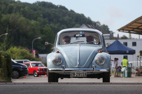 VW 1500 (1967) - Käfer bei der Anreise, man beachte den aus Fahrersicht rechtsseitigen Spiegel - AMAG Classic Day 2022
