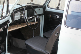 VW 1500 Automatic (1968) - Kunstledersitze und ein stark geschüsseltes Lenkrad